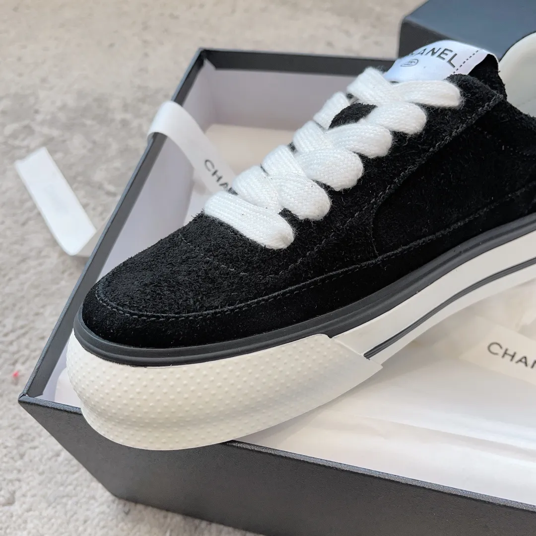 👟👟Ex-factory price 520👟👟 Chanel 23b new panda shoes C's new casual white shoes sneakers There is a reason why these shoes are so popular 🔥 They are so comfortable. They are a shoe that coexists with comfort, beauty and versatility. You can easily walk ten thousand or twenty thousand steps without any pressure. The original development last shape is delicate and stylish, and you are not afraid of wide feet. It will not make your feet fat, and it looks good and comfortable on your feet! It feels very light on the feet! Comfortable and breathable! Super whitening‼ ️It’s really a perfect match. Upper: first-layer cowhide/➕sheepskin lining. Exclusive 1:1 original customization [different from market currency‼ ️】The foot pads are made of imported mixed sheepskin, which is breathable and comfortable! ✔ T👟👟Ex-factory price U outsole exclusive original development private model! Differentiating the market rubber outsole‼ ️✔ Size: 35-39 (40 orders cannot be returned or exchanged)
